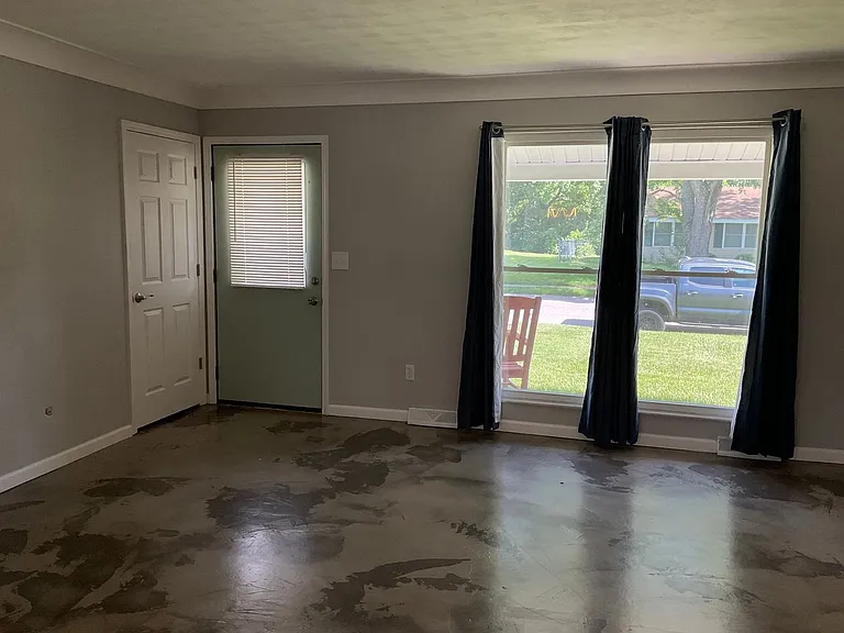 501 Dartmouth Dr — Photo 2