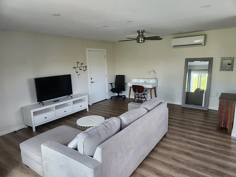 4200 Woodland Dr #GUEST HOUSE — Photo 7