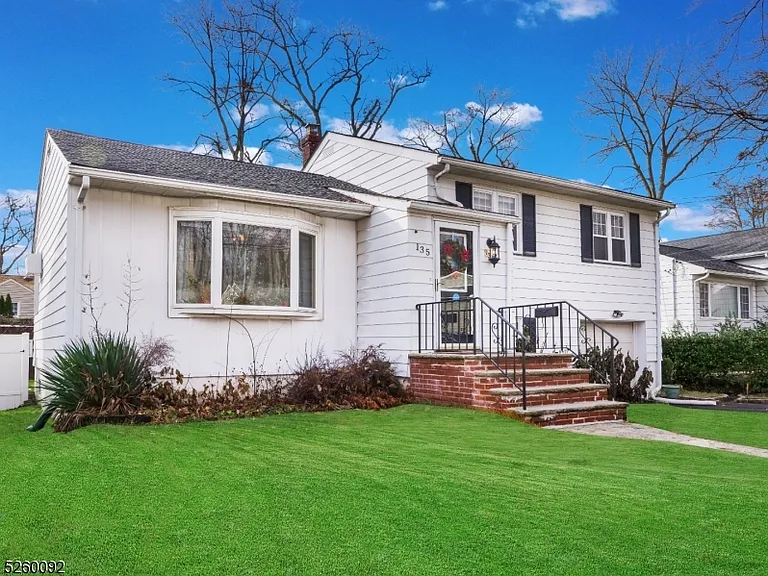 135 Hawthorne Ave — Photo 3