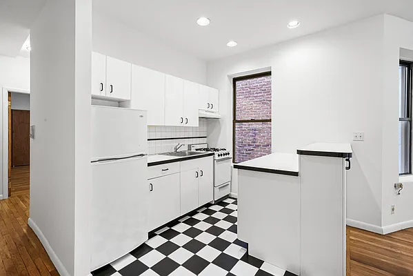 Rented by Cooper & Cooper Real Estate | media 3