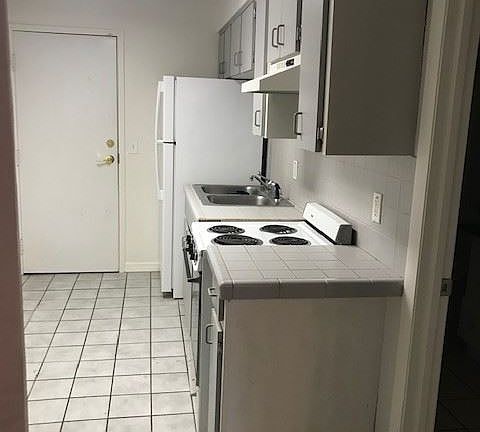 5th image of 210 Magnolia St