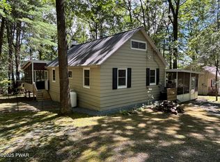 14 8th St, Hawley, PA 18428