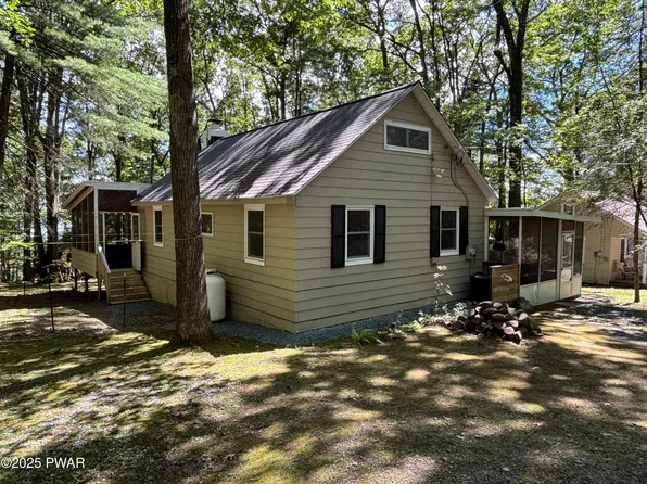 14 8th St, Hawley, PA 18428