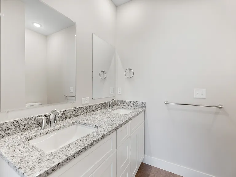 726 E Elmwood St — Photo 2