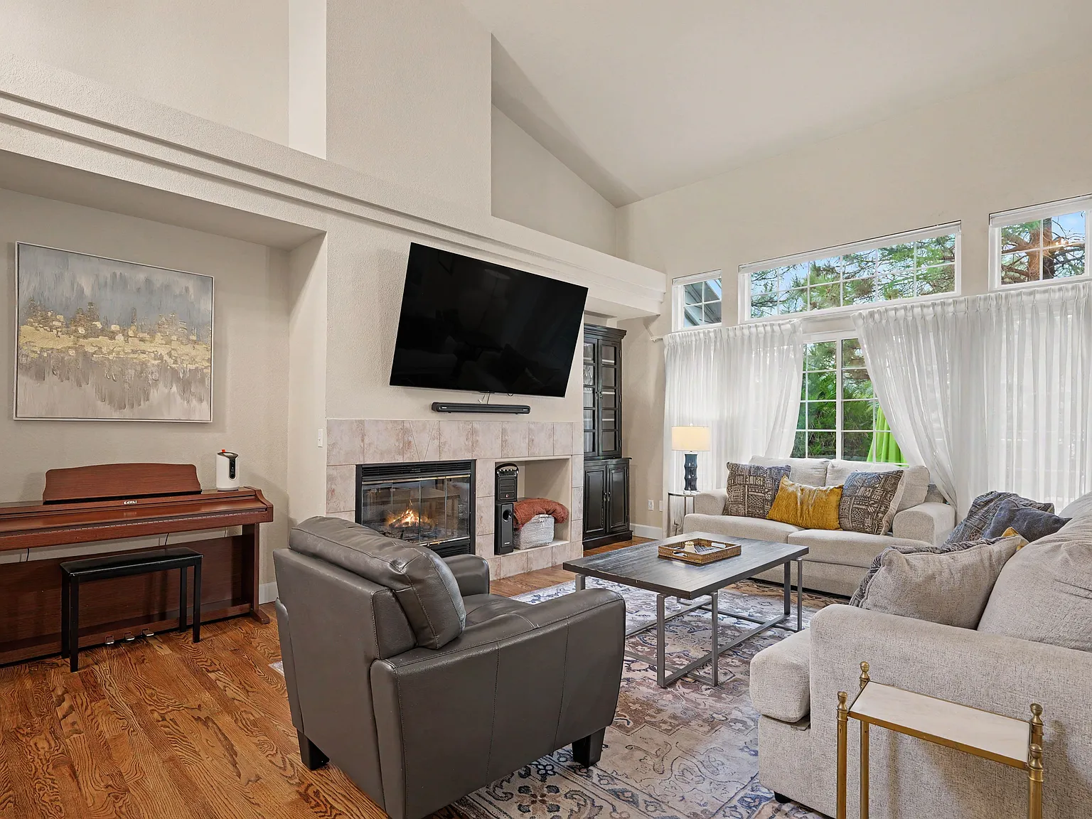 3 bed, 3.5 bath, 2460 sqft, $3,500 — Photo 3