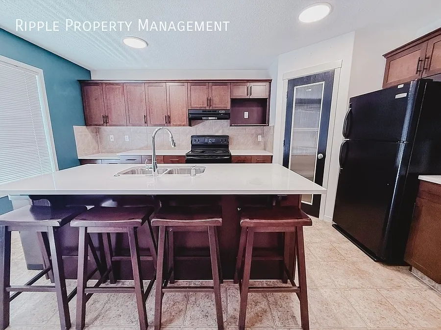 Incredible 3 Beds, 2.5 Baths Detached Home | Cranston Ra Exclusive Amenities Access & Central Ac — Photo 4
