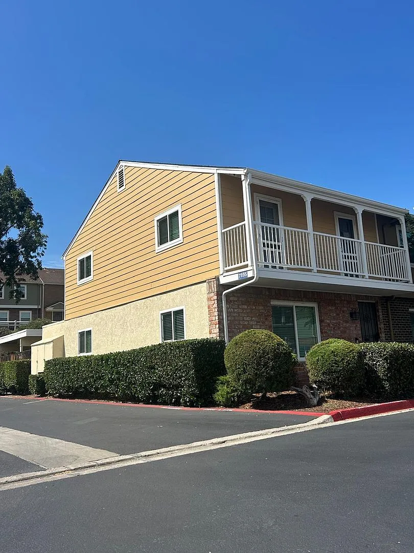 Fully upgraded 3 bedroom/1.5 Bath Two Story Condo! $3,745 — Photo 2
