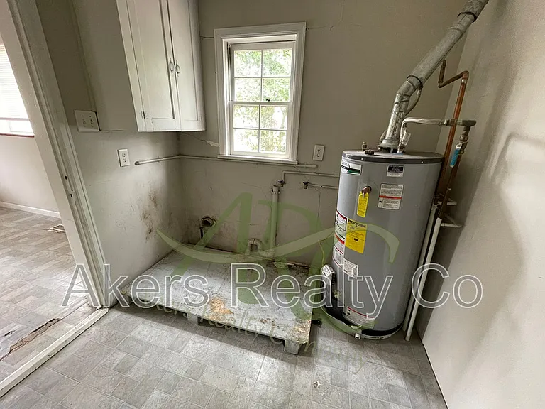2210 Court St — Photo 6