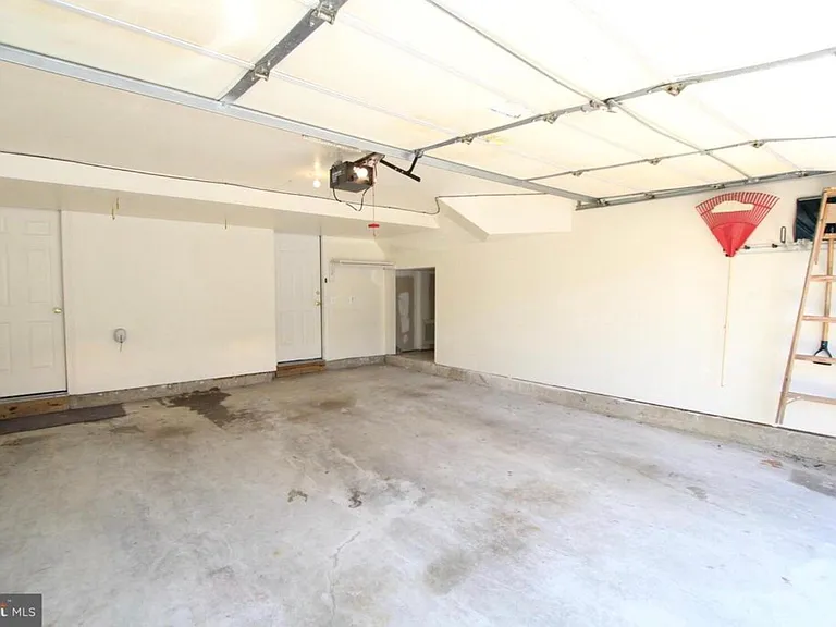 702 Arch Hall Ln — Photo 29