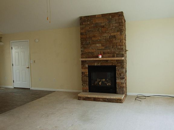 3rd image of 121 Beachwood Dr