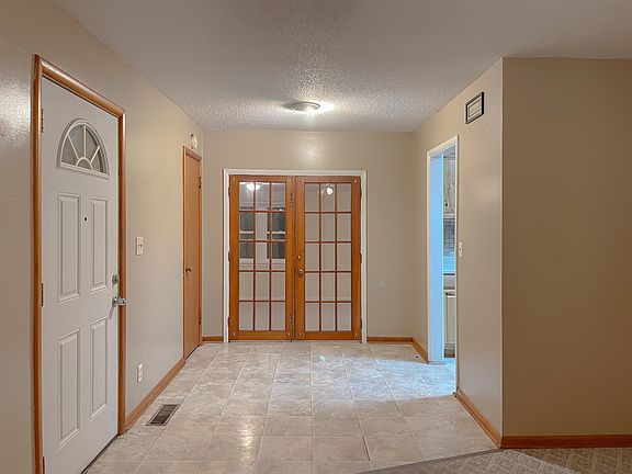 5th image of 210 Stanley Dr