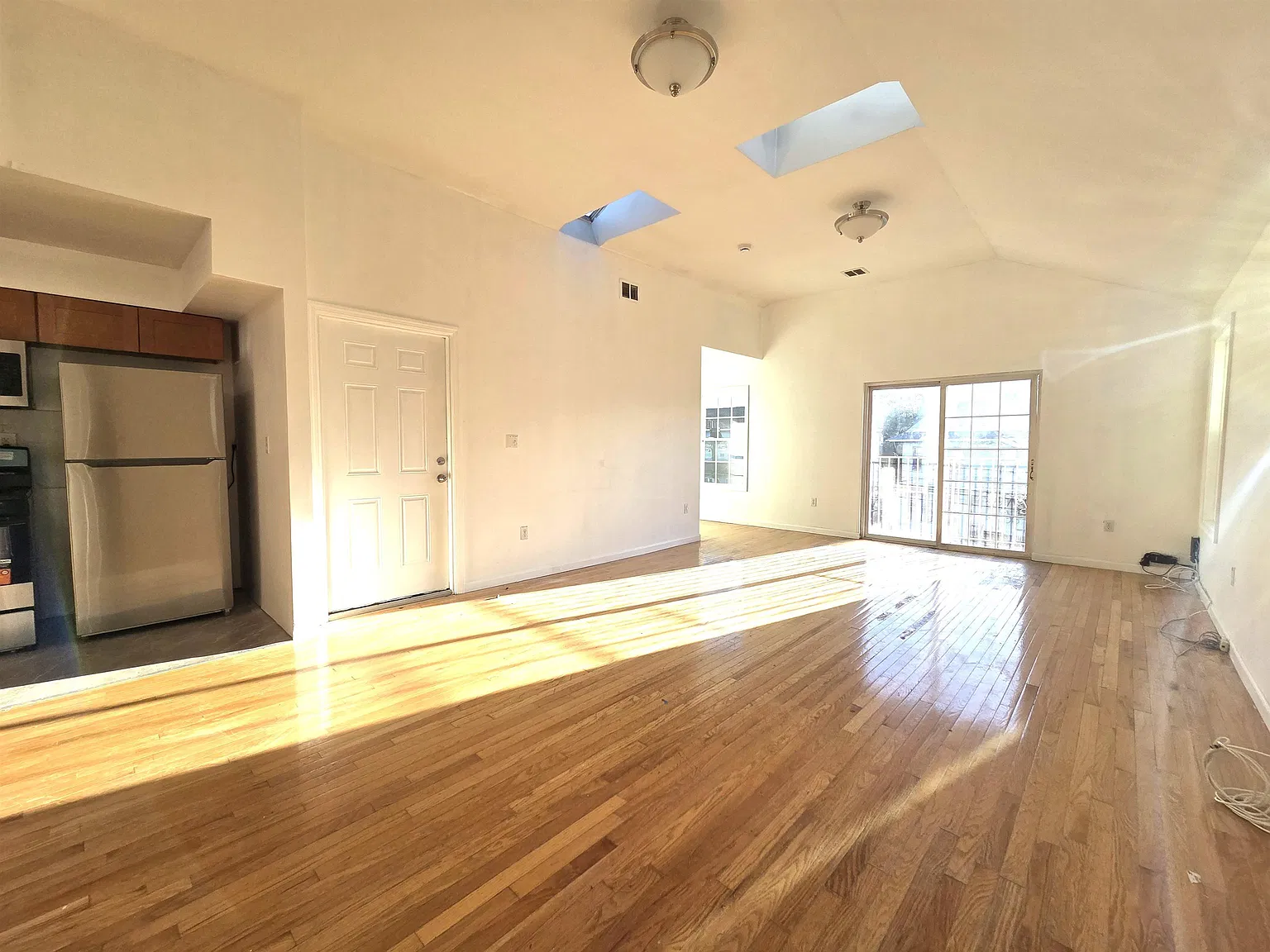3 bed, 2.0 bath, $3,000 — Photo 1