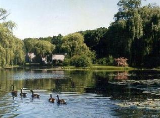 8 Sandlewood Ln, Ridgefield, CT 06877