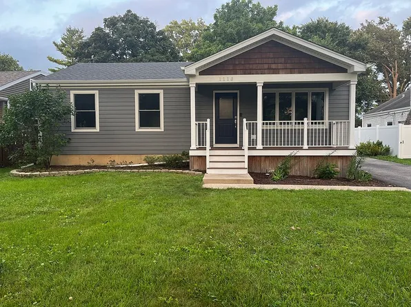 1113 S Gables Blvd, Wheaton, IL 60189