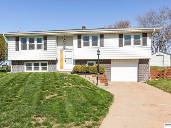 5052 Arbor Cir, Omaha, NE 68106