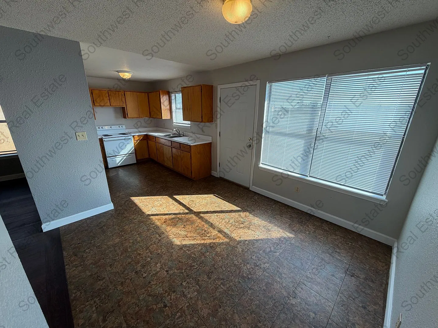 Spacious 3 bedroom 2 bath home — Photo 3