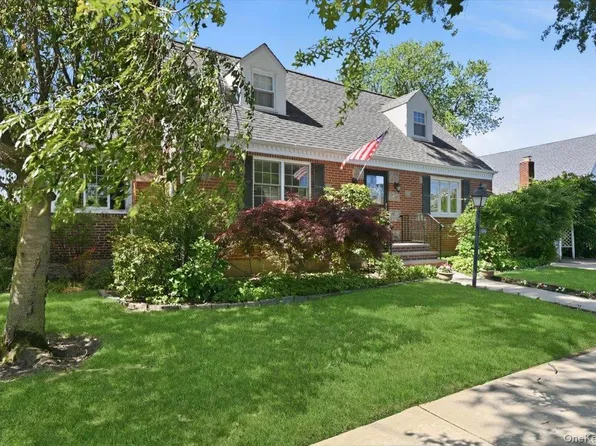656 5th Avenue, New Hyde Park, NY 11040