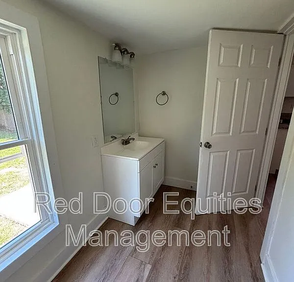 421 Washington Ave — Photo 10