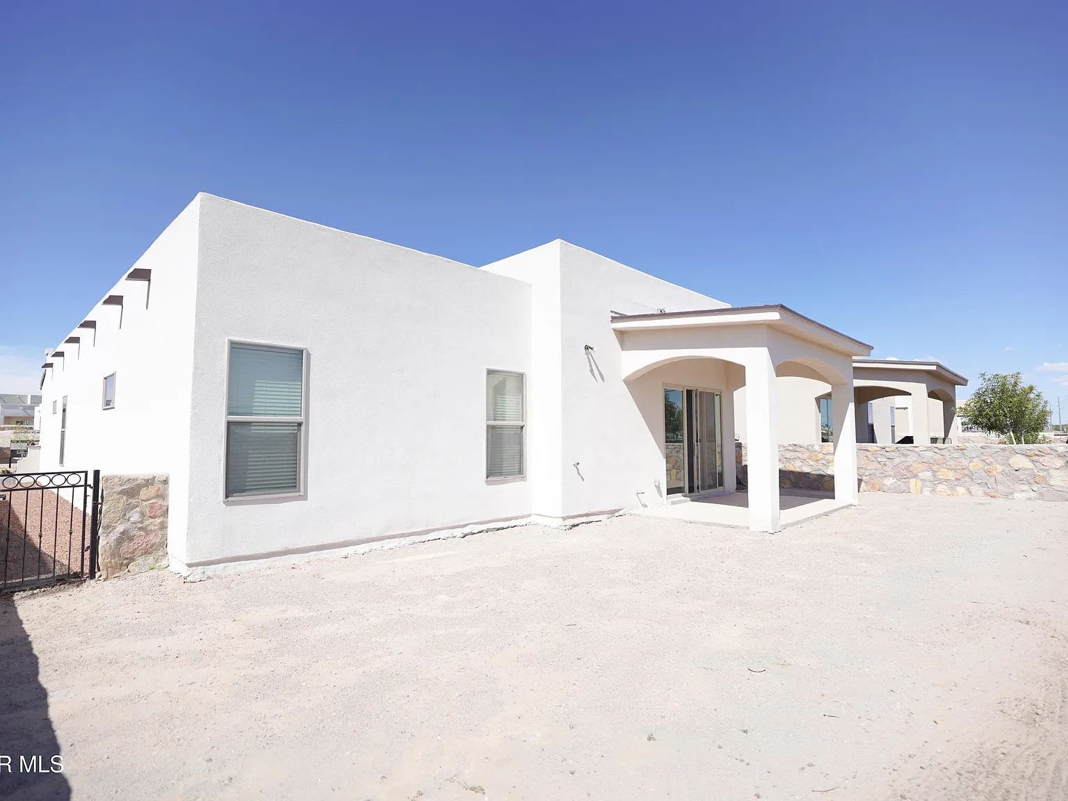 4 bed, 2.5 bath, 2004 sqft, $2,300 — Photo 2