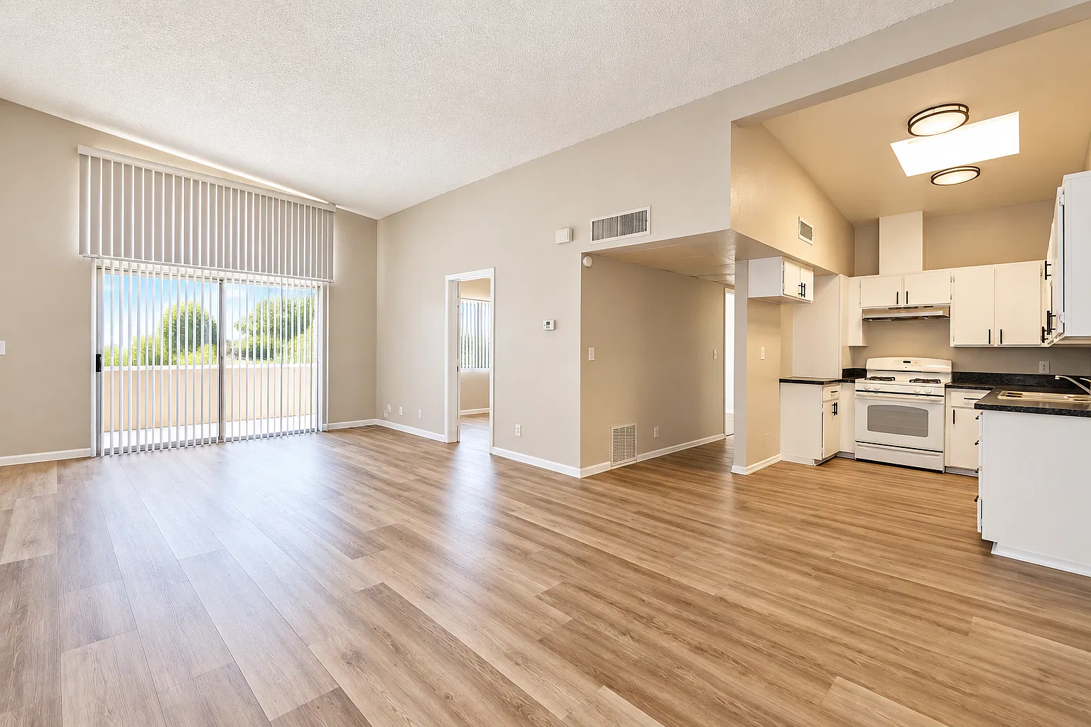 2 bed, 833 sqft, $1,745 — Photo 4