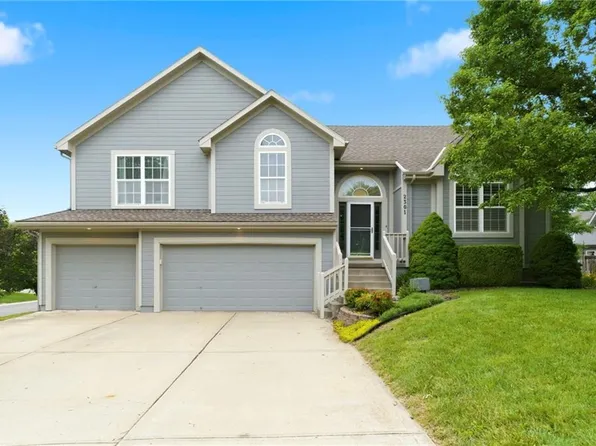 2301 SW Tracker Ln, Lees Summit, MO 64082
