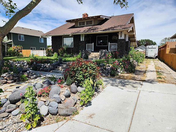 4th image of 222 9th Ave N