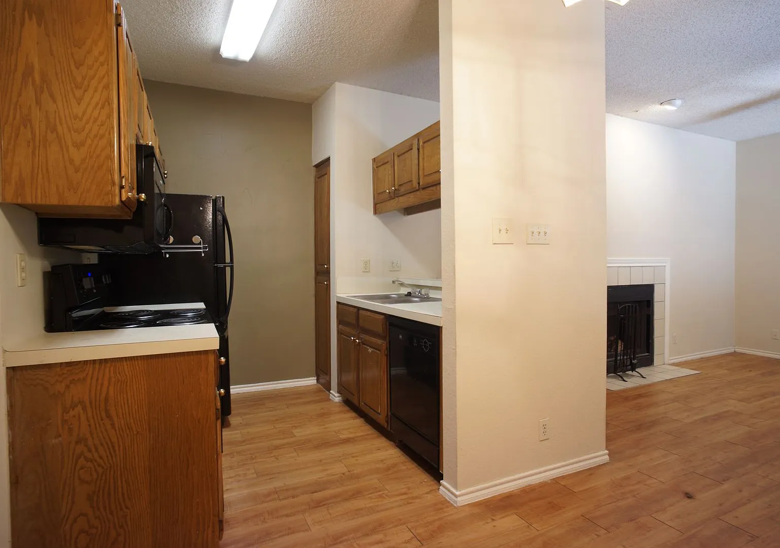 Prelease 8/15/2025 2 Bed 2 Bath — Photo 2