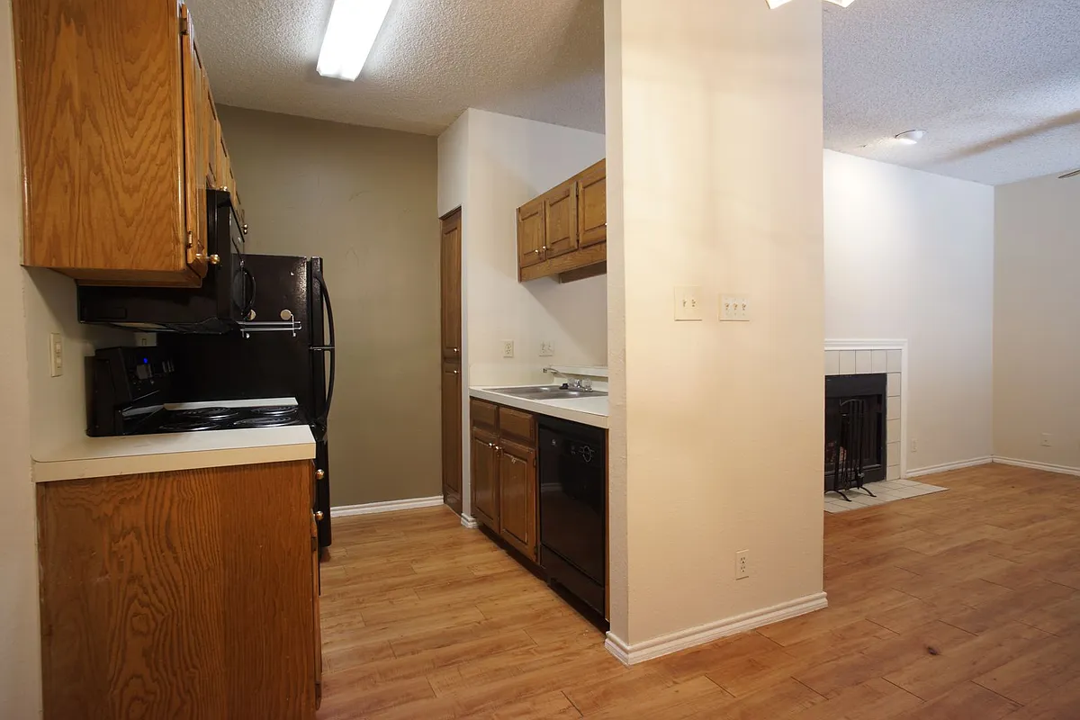 Building Photo - 914 W 26th St #102