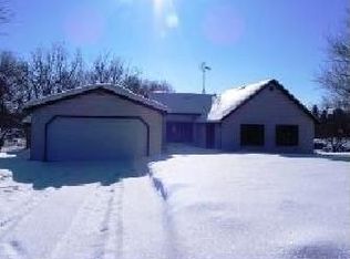216 3rd St SW, Madelia, MN 56062
