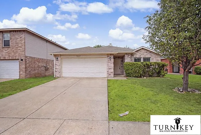 3 bed, 2.0 bath, 1584 sqft, $1,950 — Photo 2