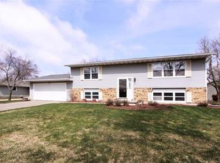315 Santa Fe Trl, Waunakee, WI 53597