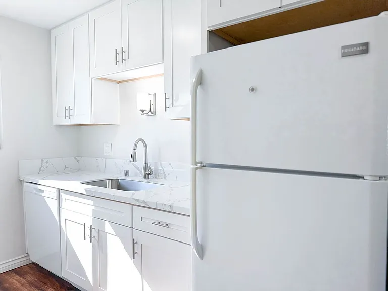 Cambridge Apartments — Photo 15