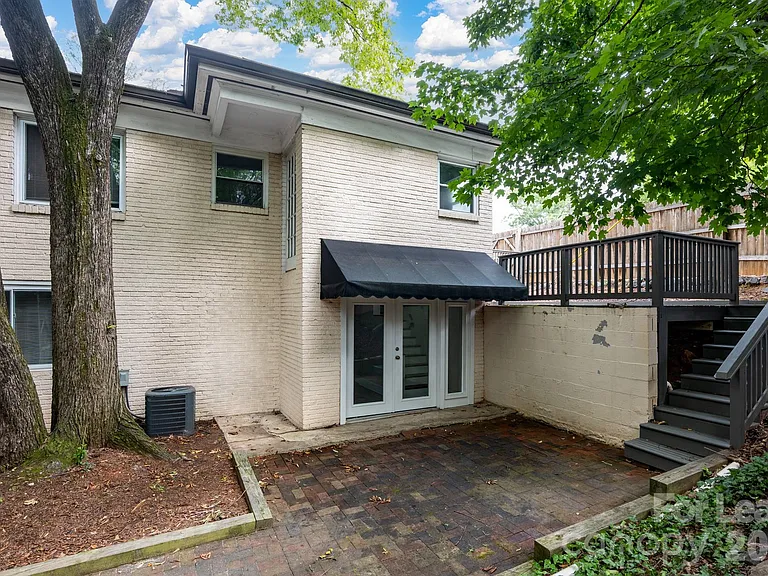 2525 Runnymede Ln — Photo 1