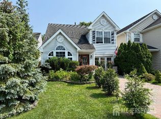 18 Tall Oaks Ct, Old Bridge, NJ 08857
