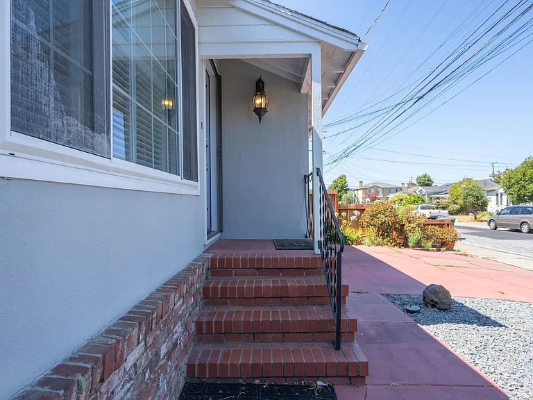3834 Colegrove St — Photo 2