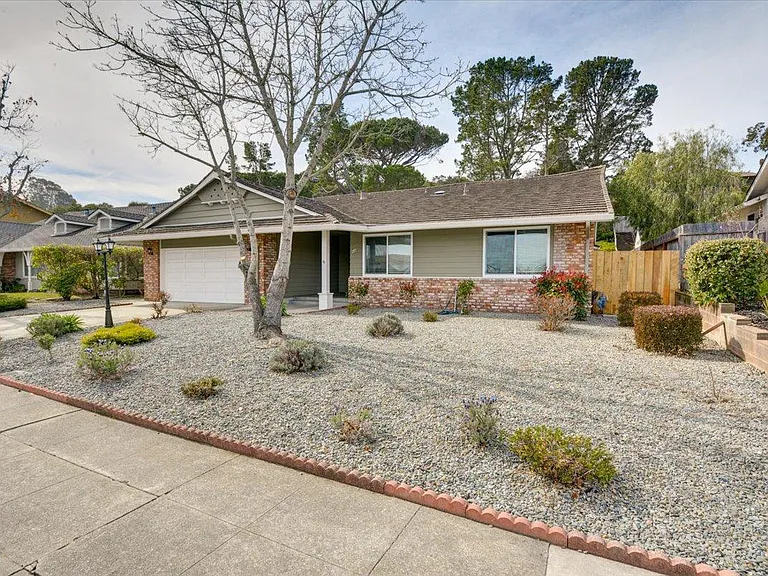 207 Valencia Dr — Photo 3
