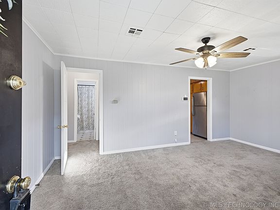 4th image of 2121 E Broadway St