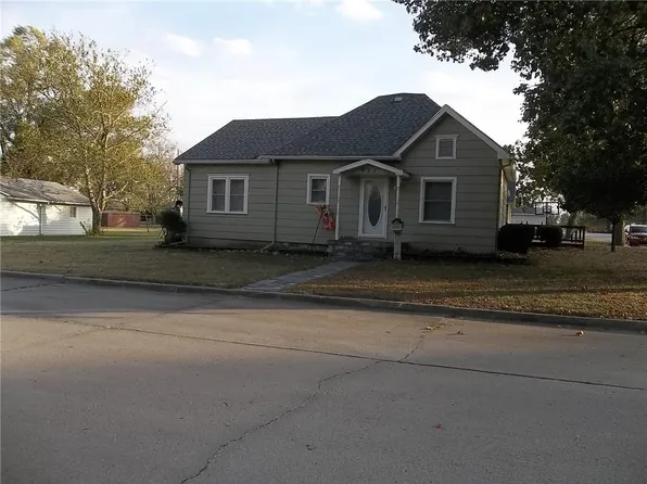921 W 9th St, Chanute, KS 66720