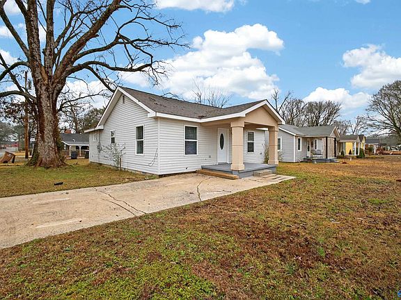 3rd image of 1002 7th Ave SE