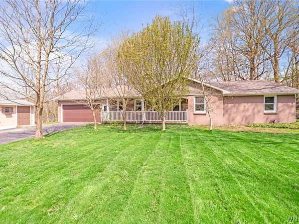51 Pleasantview Dr, Holland, NY 14052