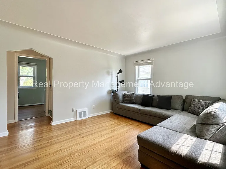 1596 Albany St — Photo 4