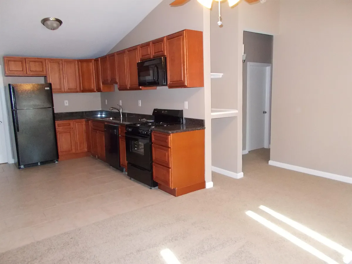 Kitchen - 660 Windsor Ave