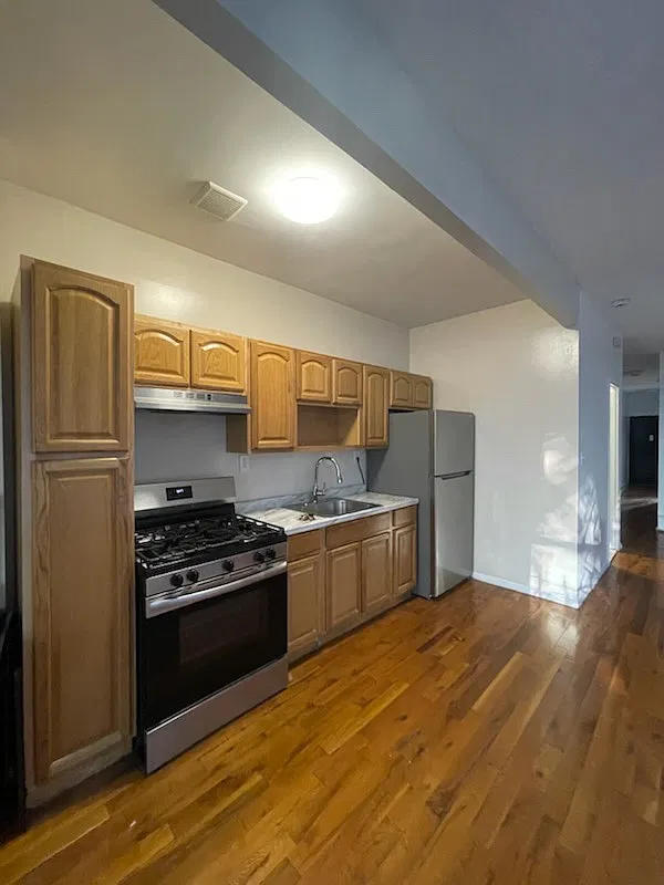 3 bed, 900 sqft, $3,650 — Photo 1