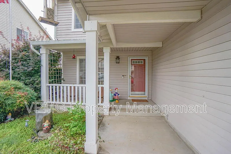 4 bed, 2.5 bath, 2211 sqft, $3,195 — Photo 3