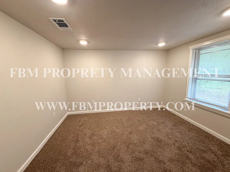 303 E Thompson St — Photo 21