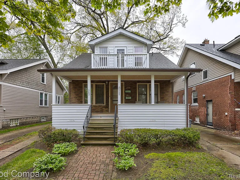 243 W Webster St — Photo 1