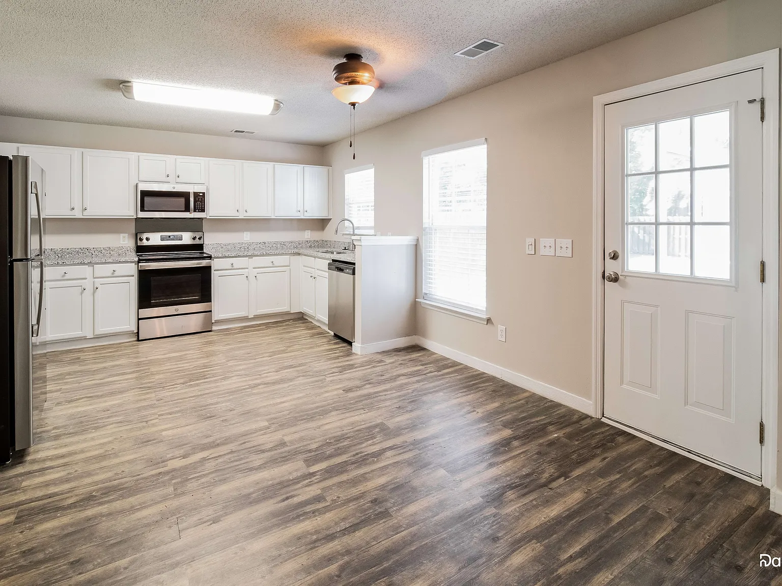 4 bed, 2.5 bath, 2358 sqft, $2,565 — Photo 4