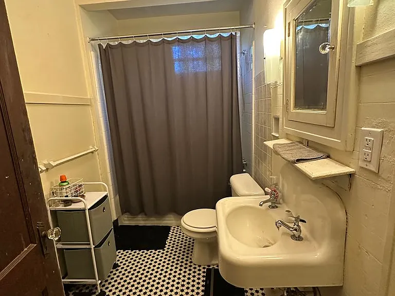 Beautiful downtown quad. 1 and 2 bed units available now. Pets allowed. — Photo 19