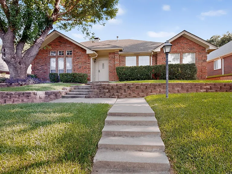 1426 Mapleview Dr — Photo 1