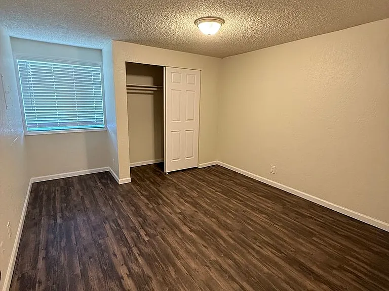 130 Stanford Dr — Photo 7